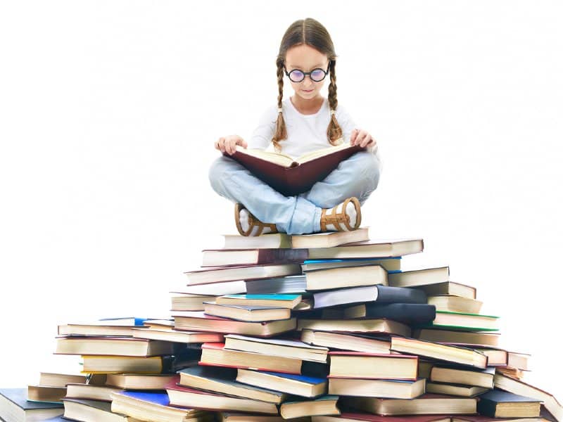 Kislány önfejlesztő olvasásban